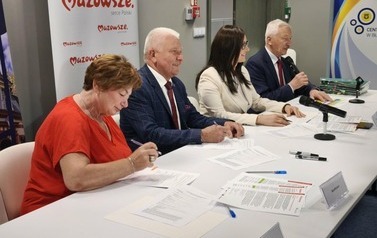 Mazowsze wspiera Błonie! Ponad 2 miliony złotych na inwestycje sportowe i ekologiczne. Podpisanie um&oacute;w w Centrum Sportu w Błoniu 3.08.2026 r. 1
