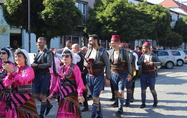 X Festiwal Folkloru Ożar&oacute;w Mazowiecki - Parada zespoł&oacute;w na Rynku w Błoniu 29.07.2026 r. 1