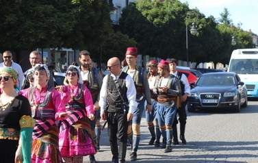 X Festiwal Folkloru Ożar&oacute;w Mazowiecki - Parada zespoł&oacute;w na Rynku w Błoniu 29.07.2026 r. 3