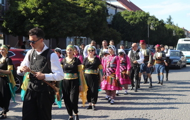 X Festiwal Folkloru Ożar&oacute;w Mazowiecki - Parada zespoł&oacute;w na Rynku w Błoniu 29.07.2026 r. 4