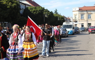 X Festiwal Folkloru Ożar&oacute;w Mazowiecki - Parada zespoł&oacute;w na Rynku w Błoniu 29.07.2026 r. 6
