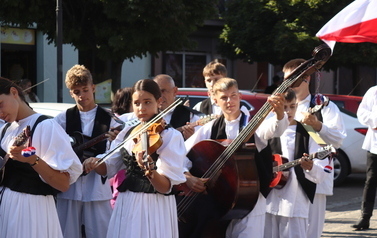 X Festiwal Folkloru Ożar&oacute;w Mazowiecki - Parada zespoł&oacute;w na Rynku w Błoniu 29.07.2026 r. 7
