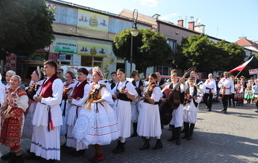 X Festiwal Folkloru Ożar&oacute;w Mazowiecki - Parada zespoł&oacute;w na Rynku w Błoniu 29.07.2026 r. 8