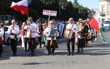 X Festiwal Folkloru Ożar&oacute;w Mazowiecki - Parada zespoł&oacute;w na Rynku w Błoniu 29.07.2026 r. 9