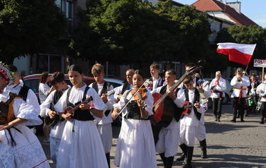 X Festiwal Folkloru Ożar&oacute;w Mazowiecki - Parada zespoł&oacute;w na Rynku w Błoniu 29.07.2026 r. 10