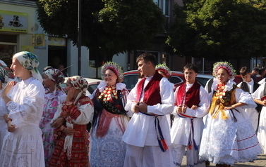 X Festiwal Folkloru Ożar&oacute;w Mazowiecki - Parada zespoł&oacute;w na Rynku w Błoniu 29.07.2026 r. 11