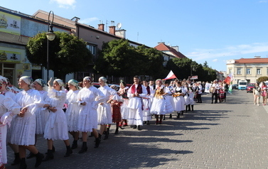 X Festiwal Folkloru Ożar&oacute;w Mazowiecki - Parada zespoł&oacute;w na Rynku w Błoniu 29.07.2026 r. 12