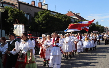 X Festiwal Folkloru Ożar&oacute;w Mazowiecki - Parada zespoł&oacute;w na Rynku w Błoniu 29.07.2026 r. 13
