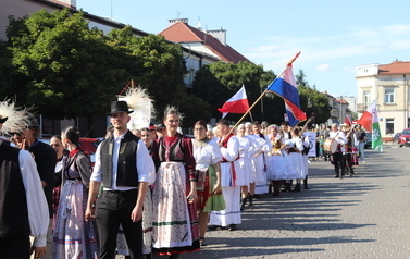 X Festiwal Folkloru Ożar&oacute;w Mazowiecki - Parada zespoł&oacute;w na Rynku w Błoniu 29.07.2026 r. 14