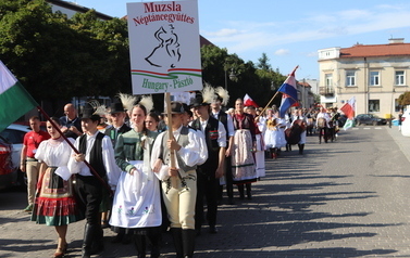 X Festiwal Folkloru Ożar&oacute;w Mazowiecki - Parada zespoł&oacute;w na Rynku w Błoniu 29.07.2026 r. 15