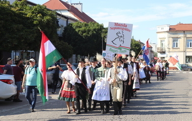 X Festiwal Folkloru Ożar&oacute;w Mazowiecki - Parada zespoł&oacute;w na Rynku w Błoniu 29.07.2026 r. 16