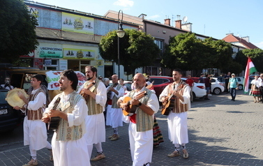 X Festiwal Folkloru Ożar&oacute;w Mazowiecki - Parada zespoł&oacute;w na Rynku w Błoniu 29.07.2026 r. 17