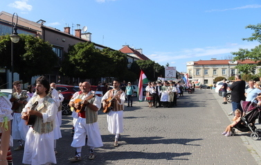 X Festiwal Folkloru Ożar&oacute;w Mazowiecki - Parada zespoł&oacute;w na Rynku w Błoniu 29.07.2026 r. 18