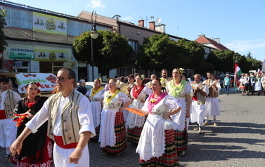 X Festiwal Folkloru Ożar&oacute;w Mazowiecki - Parada zespoł&oacute;w na Rynku w Błoniu 29.07.2026 r. 19