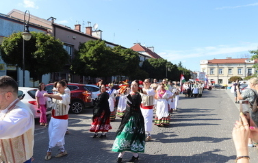 X Festiwal Folkloru Ożar&oacute;w Mazowiecki - Parada zespoł&oacute;w na Rynku w Błoniu 29.07.2026 r. 20