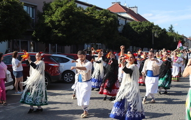X Festiwal Folkloru Ożar&oacute;w Mazowiecki - Parada zespoł&oacute;w na Rynku w Błoniu 29.07.2026 r. 21
