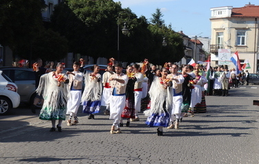 X Festiwal Folkloru Ożar&oacute;w Mazowiecki - Parada zespoł&oacute;w na Rynku w Błoniu 29.07.2026 r. 22