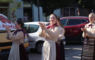 X Festiwal Folkloru Ożar&oacute;w Mazowiecki - Parada zespoł&oacute;w na Rynku w Błoniu 29.07.2026 r. 23