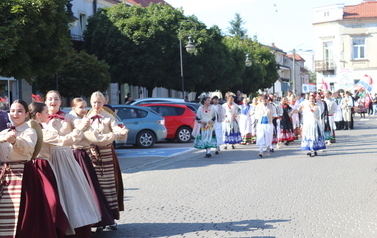 X Festiwal Folkloru Ożar&oacute;w Mazowiecki - Parada zespoł&oacute;w na Rynku w Błoniu 29.07.2026 r. 24