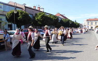 X Festiwal Folkloru Ożar&oacute;w Mazowiecki - Parada zespoł&oacute;w na Rynku w Błoniu 29.07.2026 r. 25