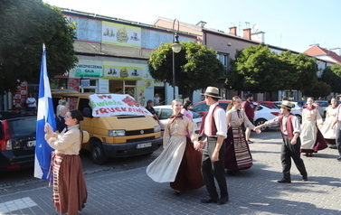 X Festiwal Folkloru Ożar&oacute;w Mazowiecki - Parada zespoł&oacute;w na Rynku w Błoniu 29.07.2026 r. 26