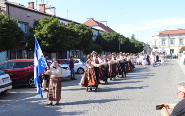 X Festiwal Folkloru Ożar&oacute;w Mazowiecki - Parada zespoł&oacute;w na Rynku w Błoniu 29.07.2026 r. 27