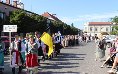 X Festiwal Folkloru Ożar&oacute;w Mazowiecki - Parada zespoł&oacute;w na Rynku w Błoniu 29.07.2026 r. 28