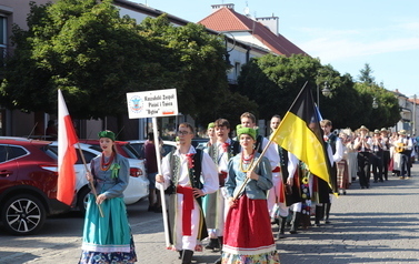 X Festiwal Folkloru Ożar&oacute;w Mazowiecki - Parada zespoł&oacute;w na Rynku w Błoniu 29.07.2026 r. 29