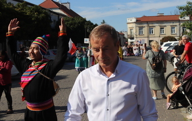X Festiwal Folkloru Ożar&oacute;w Mazowiecki - Parada zespoł&oacute;w na Rynku w Błoniu 29.07.2026 r. 31