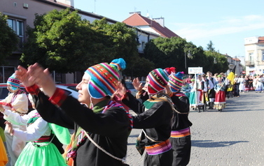 X Festiwal Folkloru Ożar&oacute;w Mazowiecki - Parada zespoł&oacute;w na Rynku w Błoniu 29.07.2026 r. 32