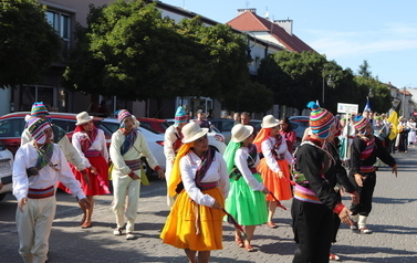 X Festiwal Folkloru Ożar&oacute;w Mazowiecki - Parada zespoł&oacute;w na Rynku w Błoniu 29.07.2026 r. 33