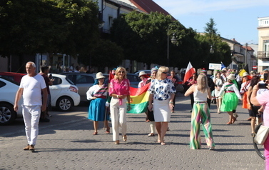 X Festiwal Folkloru Ożar&oacute;w Mazowiecki - Parada zespoł&oacute;w na Rynku w Błoniu 29.07.2026 r. 35
