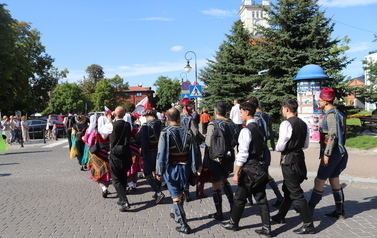 X Festiwal Folkloru Ożar&oacute;w Mazowiecki - Parada zespoł&oacute;w na Rynku w Błoniu 29.07.2026 r. 36