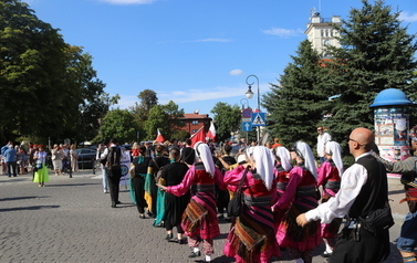 X Festiwal Folkloru Ożar&oacute;w Mazowiecki - Parada zespoł&oacute;w na Rynku w Błoniu 29.07.2026 r. 37