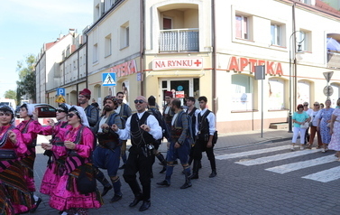 X Festiwal Folkloru Ożar&oacute;w Mazowiecki - Parada zespoł&oacute;w na Rynku w Błoniu 29.07.2026 r. 38