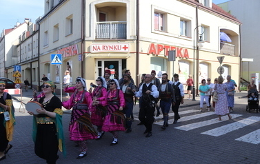 X Festiwal Folkloru Ożar&oacute;w Mazowiecki - Parada zespoł&oacute;w na Rynku w Błoniu 29.07.2026 r. 39