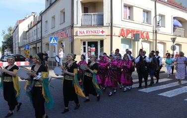 X Festiwal Folkloru Ożar&oacute;w Mazowiecki - Parada zespoł&oacute;w na Rynku w Błoniu 29.07.2026 r. 40