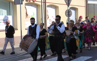 X Festiwal Folkloru Ożar&oacute;w Mazowiecki - Parada zespoł&oacute;w na Rynku w Błoniu 29.07.2026 r. 42