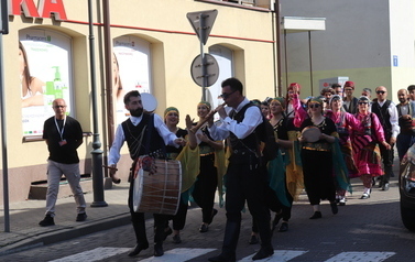 X Festiwal Folkloru Ożar&oacute;w Mazowiecki - Parada zespoł&oacute;w na Rynku w Błoniu 29.07.2026 r. 43