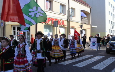 X Festiwal Folkloru Ożar&oacute;w Mazowiecki - Parada zespoł&oacute;w na Rynku w Błoniu 29.07.2026 r. 44