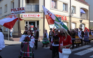 X Festiwal Folkloru Ożar&oacute;w Mazowiecki - Parada zespoł&oacute;w na Rynku w Błoniu 29.07.2026 r. 45
