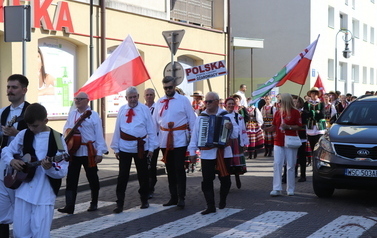 X Festiwal Folkloru Ożar&oacute;w Mazowiecki - Parada zespoł&oacute;w na Rynku w Błoniu 29.07.2026 r. 46