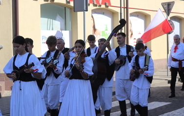 X Festiwal Folkloru Ożar&oacute;w Mazowiecki - Parada zespoł&oacute;w na Rynku w Błoniu 29.07.2026 r. 47