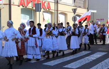 X Festiwal Folkloru Ożar&oacute;w Mazowiecki - Parada zespoł&oacute;w na Rynku w Błoniu 29.07.2026 r. 48