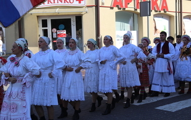 X Festiwal Folkloru Ożar&oacute;w Mazowiecki - Parada zespoł&oacute;w na Rynku w Błoniu 29.07.2026 r. 49