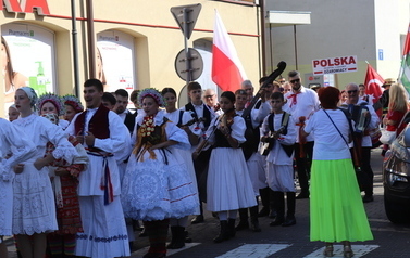 X Festiwal Folkloru Ożar&oacute;w Mazowiecki - Parada zespoł&oacute;w na Rynku w Błoniu 29.07.2026 r. 50