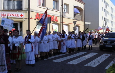 X Festiwal Folkloru Ożar&oacute;w Mazowiecki - Parada zespoł&oacute;w na Rynku w Błoniu 29.07.2026 r. 51
