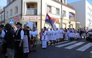 X Festiwal Folkloru Ożar&oacute;w Mazowiecki - Parada zespoł&oacute;w na Rynku w Błoniu 29.07.2026 r. 52