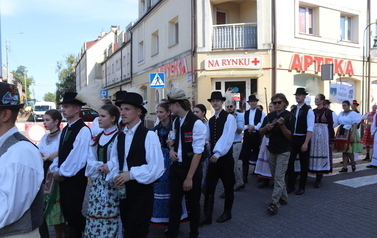 X Festiwal Folkloru Ożar&oacute;w Mazowiecki - Parada zespoł&oacute;w na Rynku w Błoniu 29.07.2026 r. 53