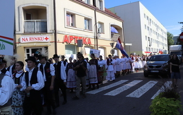X Festiwal Folkloru Ożar&oacute;w Mazowiecki - Parada zespoł&oacute;w na Rynku w Błoniu 29.07.2026 r. 54